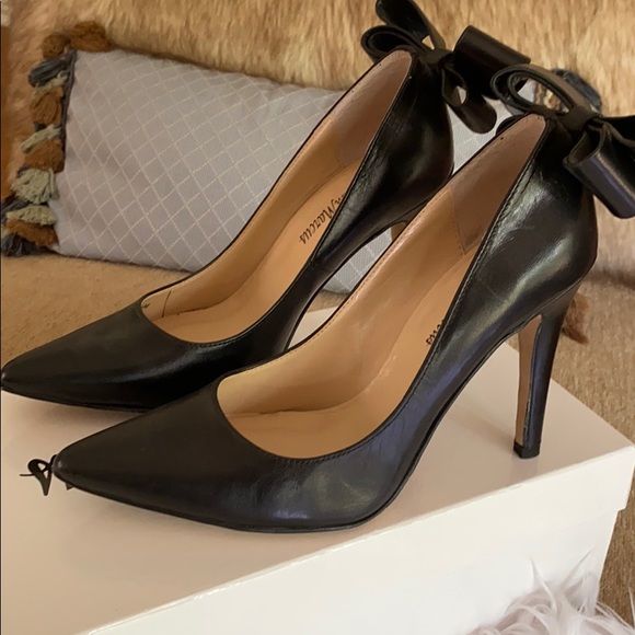 Neiman  Marcus Bow heels - Picture 3 of 4